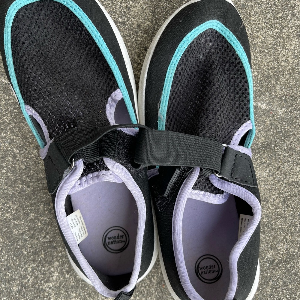 Like new water shoes sz 2/3